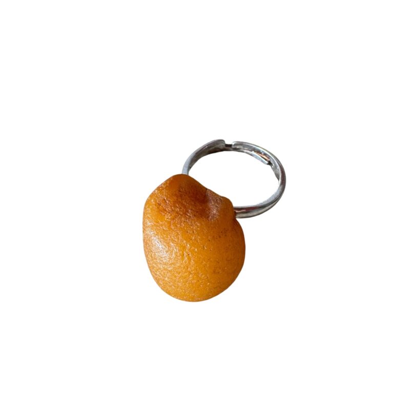 Unikatowy pierścionek ze srebra próby 925 z naturalną bryłką bursztynu. Rękodzieło Novinska Design