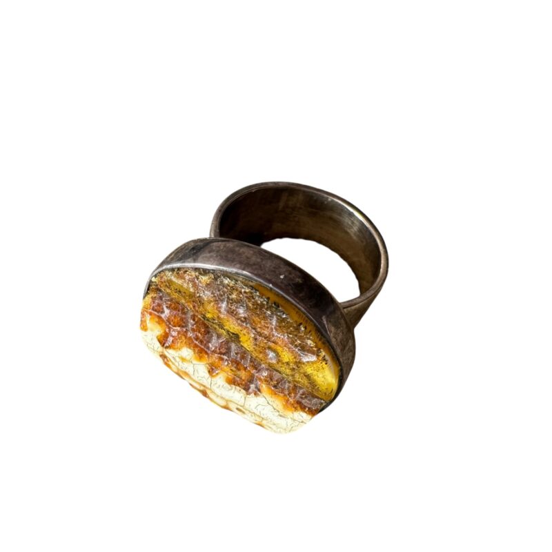 Pierścionek srebrny z naturalnym bursztynem surowym, rękodzieło Novinska Design.